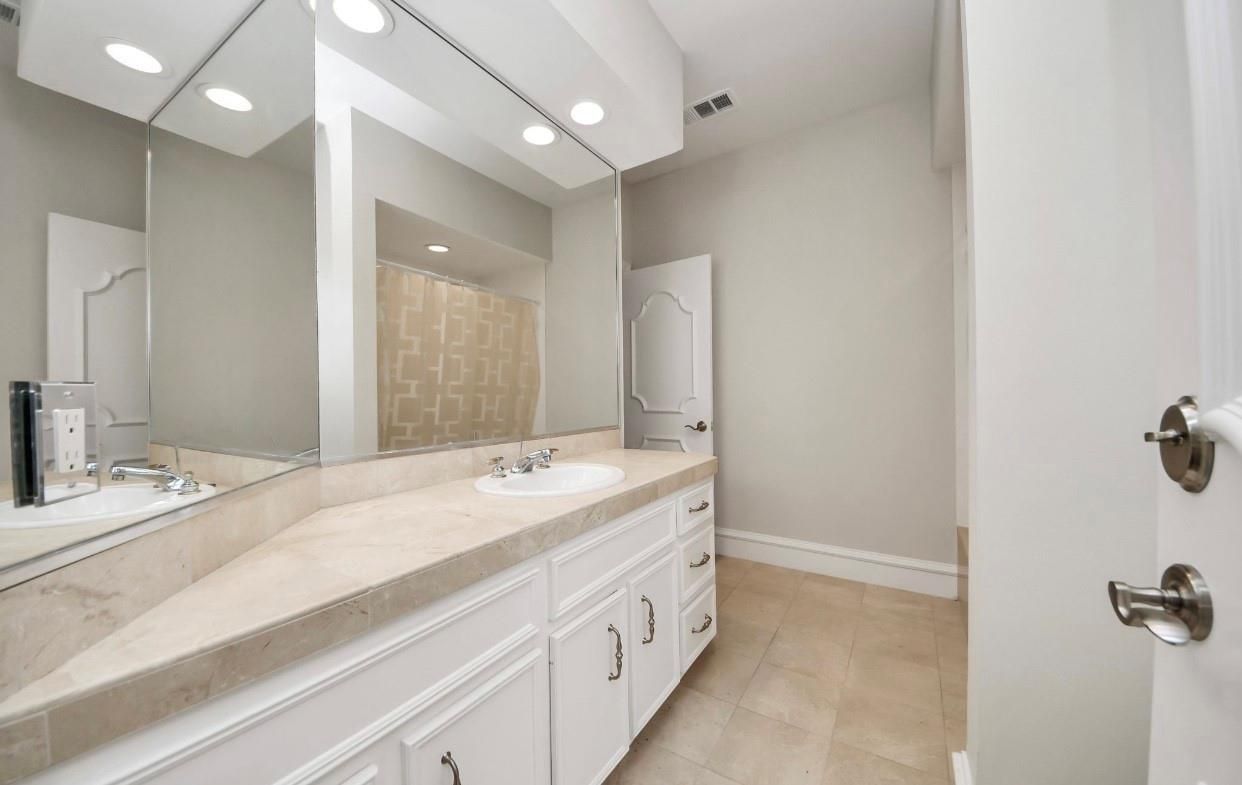 Bathroom, Dual Sink Vanities, Interior, Recessed Lighting