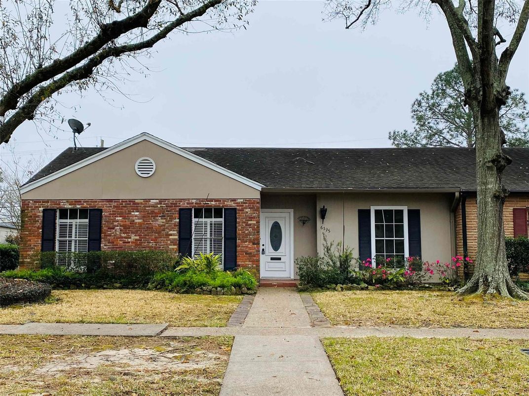 Exterior, Facade, Brick Facade, Ranch