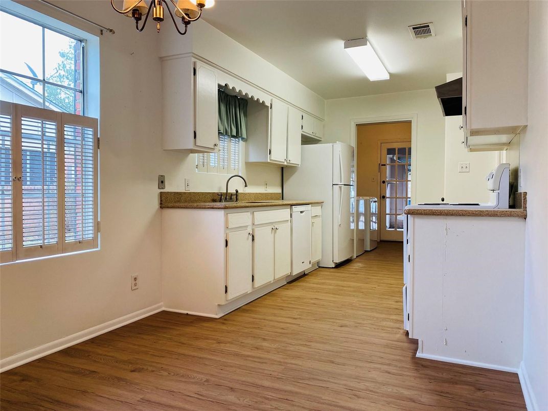 Chandelier, Interior, Kitchen, Wood Texture Flooring