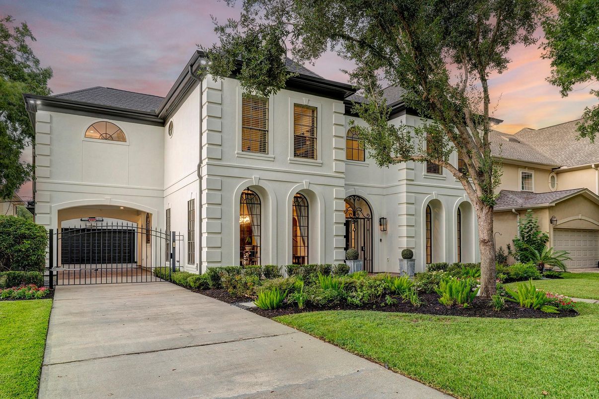 Attached, Exterior, Facade, French Provincial