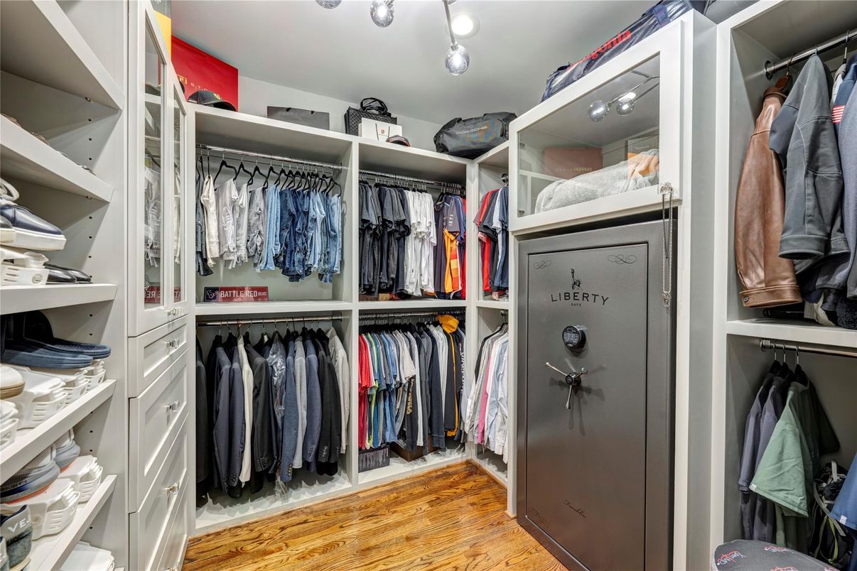 Interior, Walk-in Closets, Wood Texture Flooring