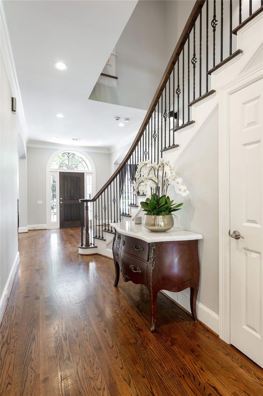 Interior, Recessed Lighting, Wood Texture Flooring