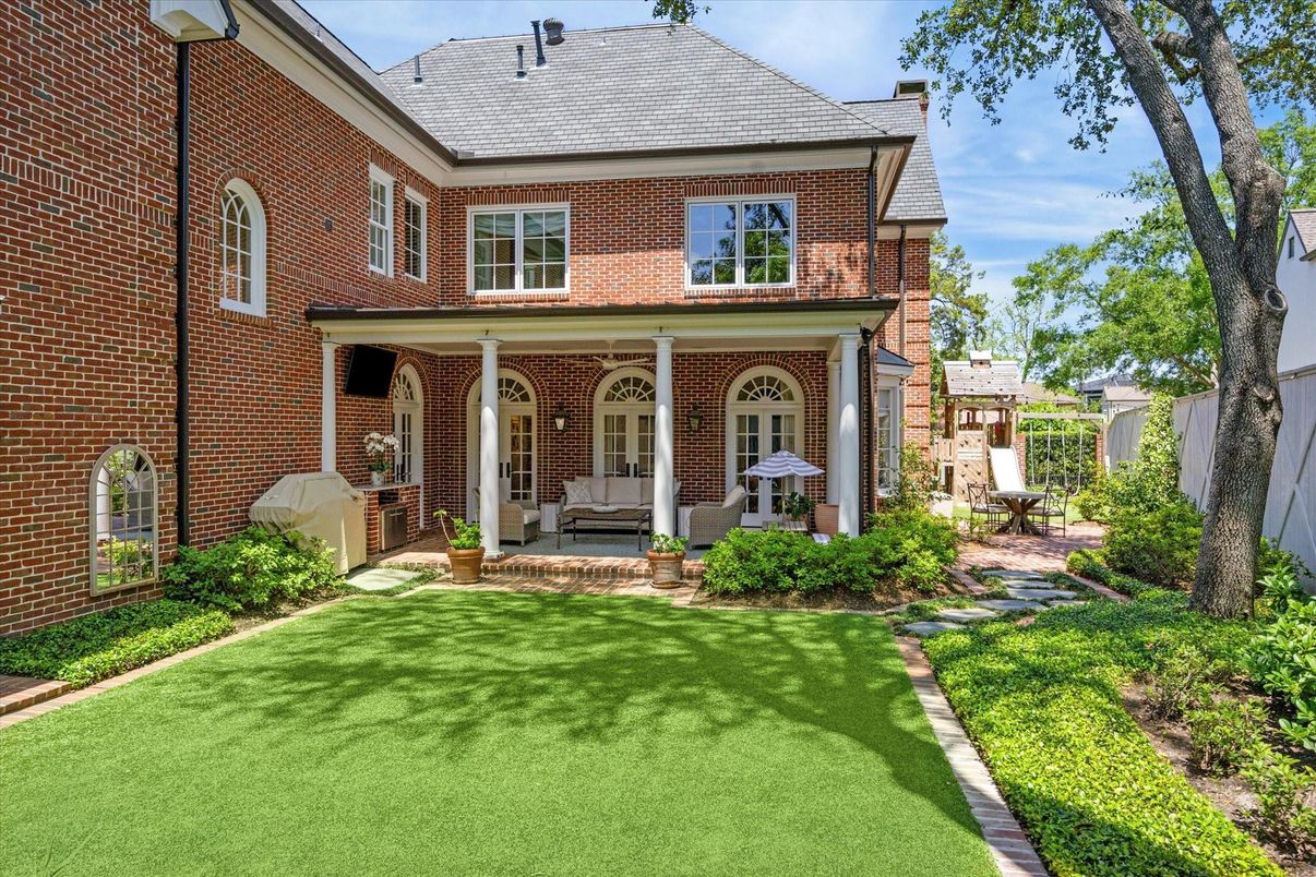 Exterior, Facade, Brick Facade, Georgian