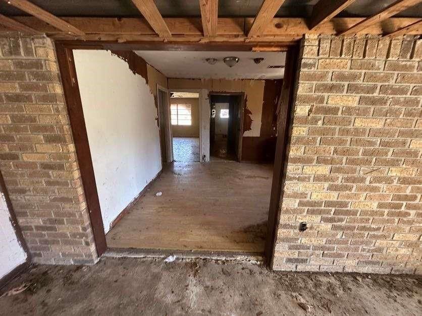 Empty room, Interior, Stone Walls, Wooden Beams