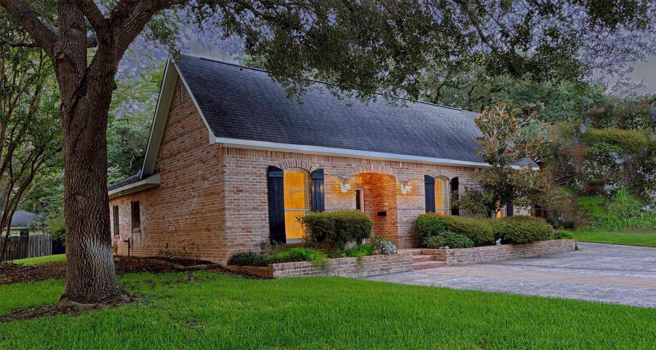 Exterior, Facade, Brick Facade, Cape Cod