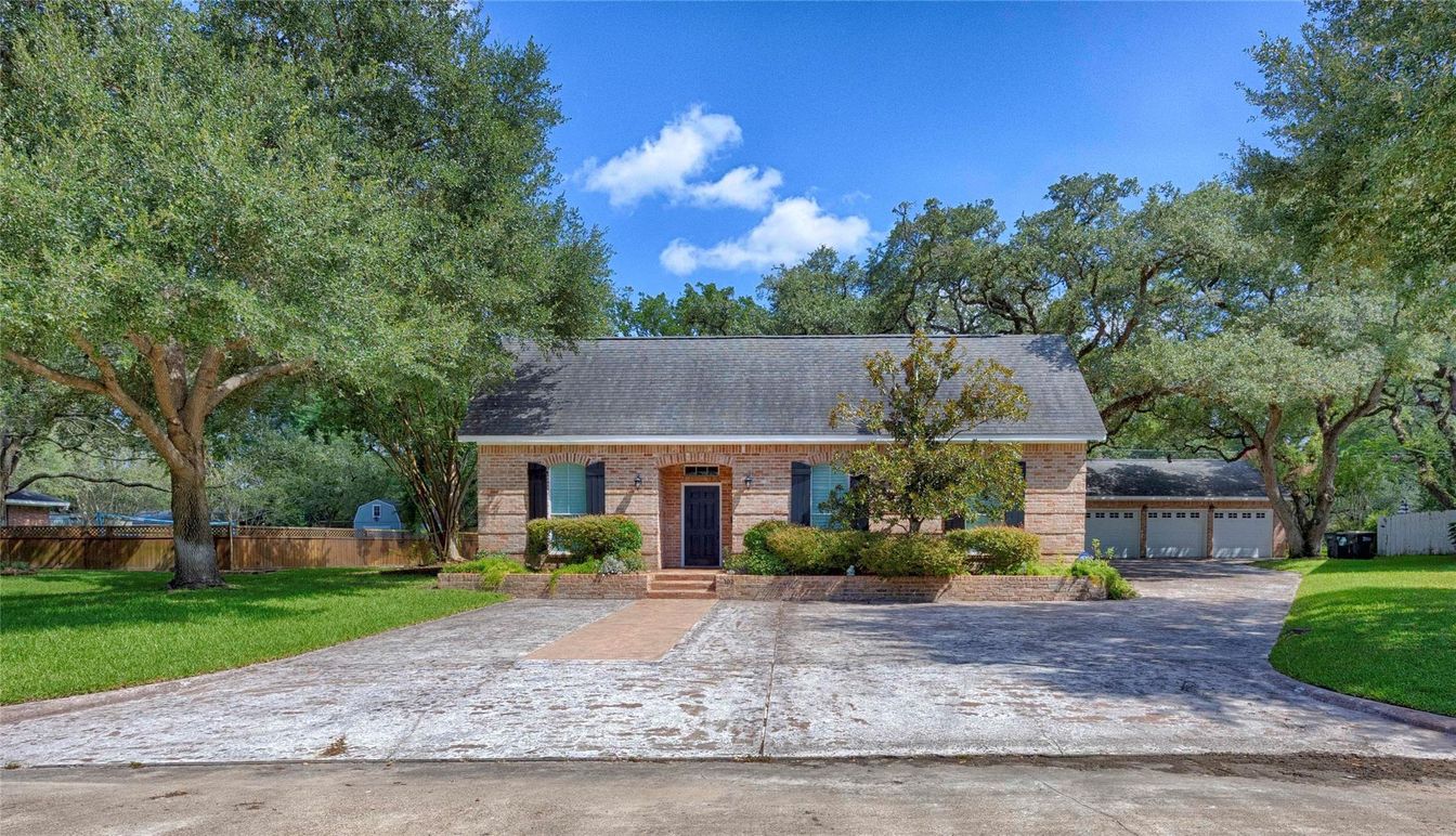 Attached, Exterior, Facade, Brick Facade, Cape Cod