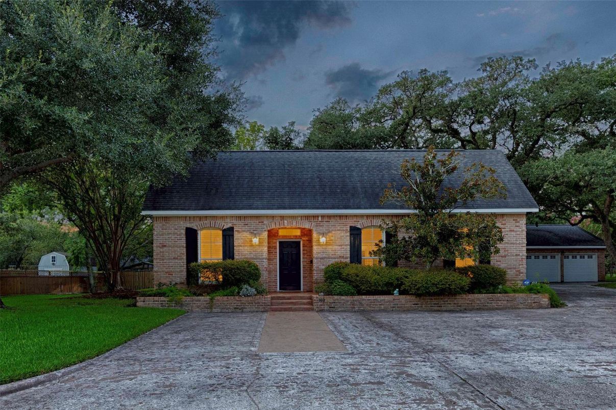 Attached, Exterior, Facade, Brick Facade, Cape Cod