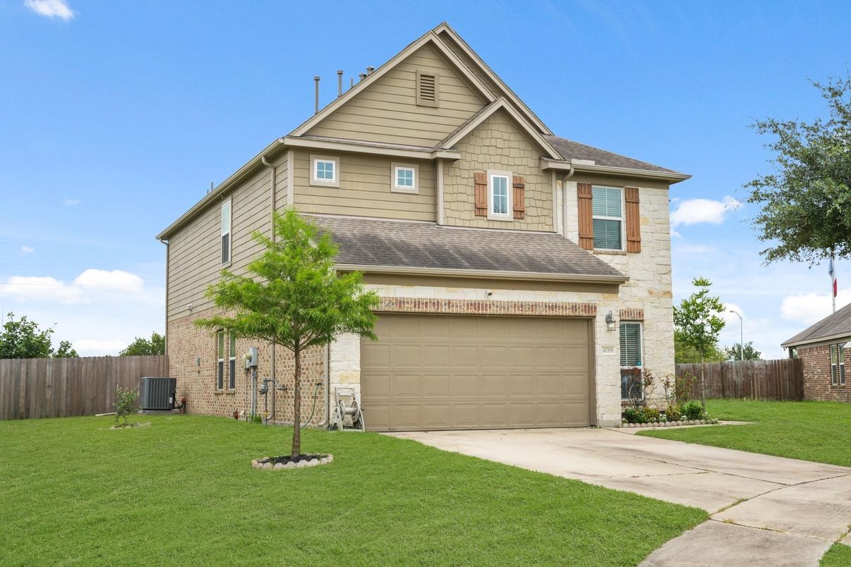 Attached, Exterior, Facade, Brick Traditional