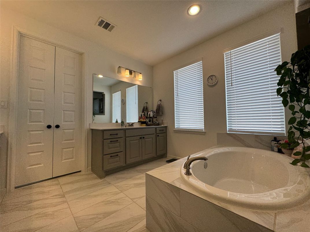Bathroom, Interior, Recessed Lighting