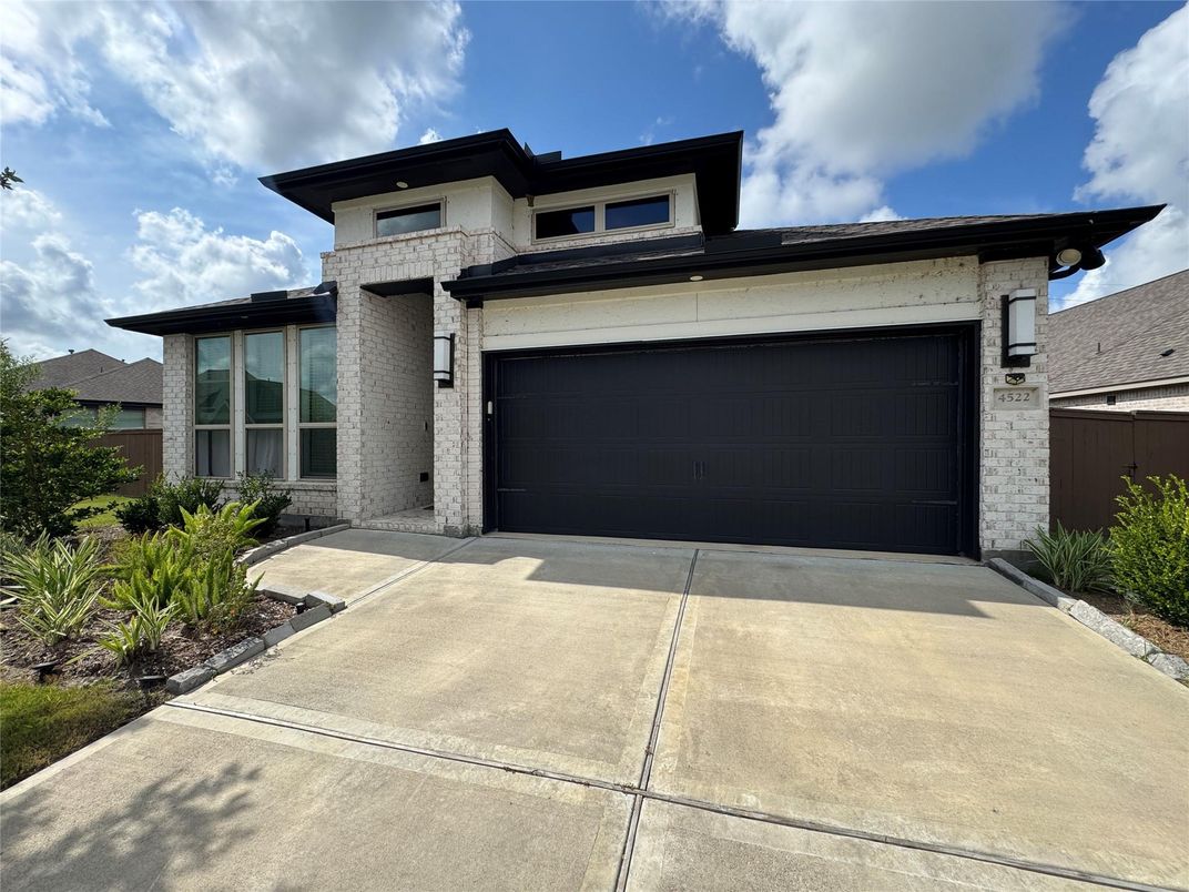 Attached, Exterior, Facade, Modern