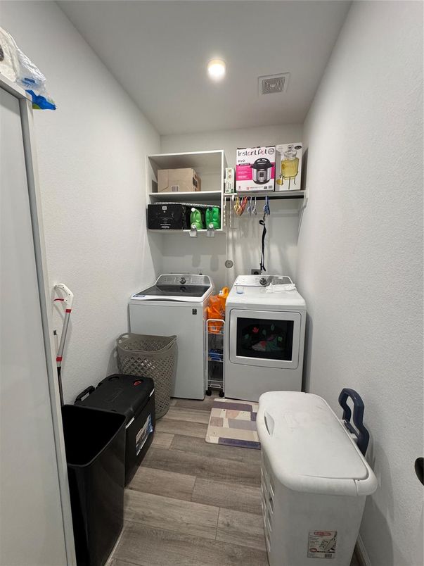 Interior, Recessed Lighting, Washer, Wood Texture Flooring