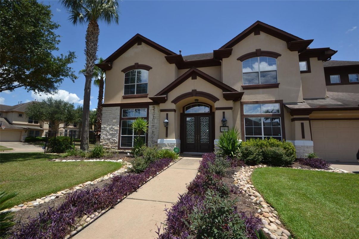Attached, Exterior, Facade, Mediterranean