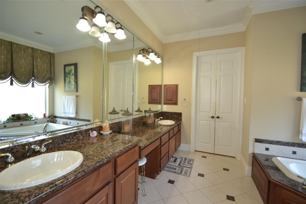 Bathroom, Dual Sink Vanities, Interior