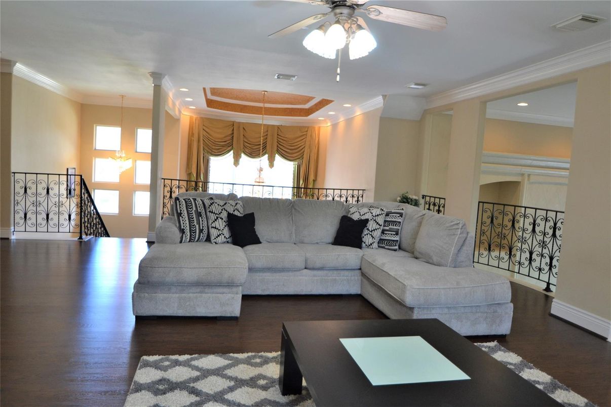 Interior, Living room, Pendant Lights, Recessed Lighting, Wood Texture Flooring