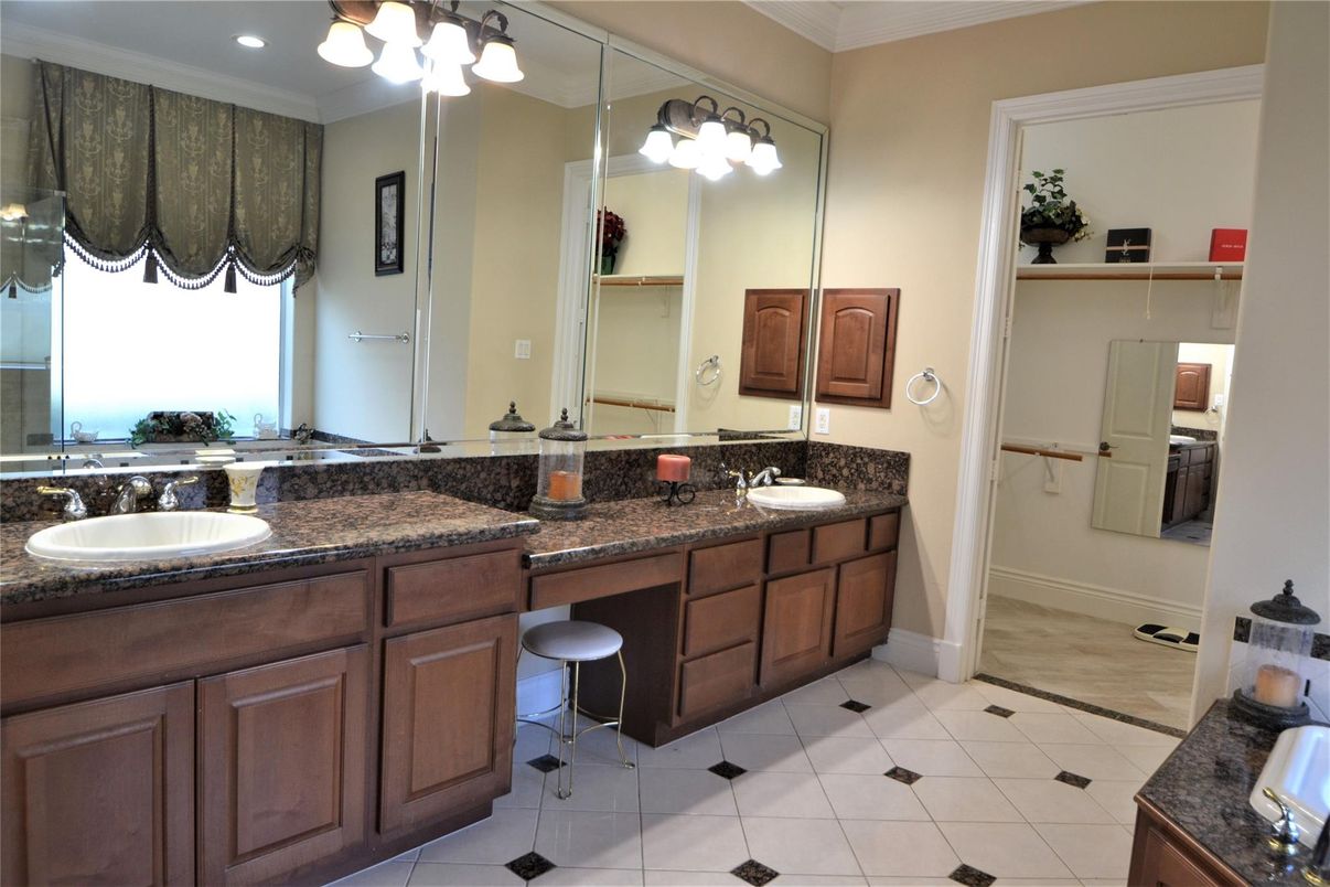 Bathroom, Dual Sink Vanities, Interior, Recessed Lighting