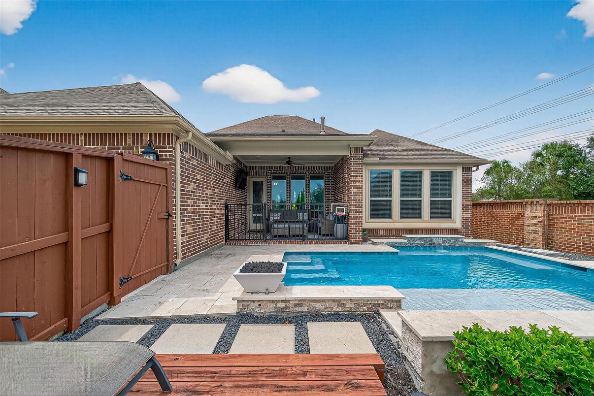Exterior, Pool