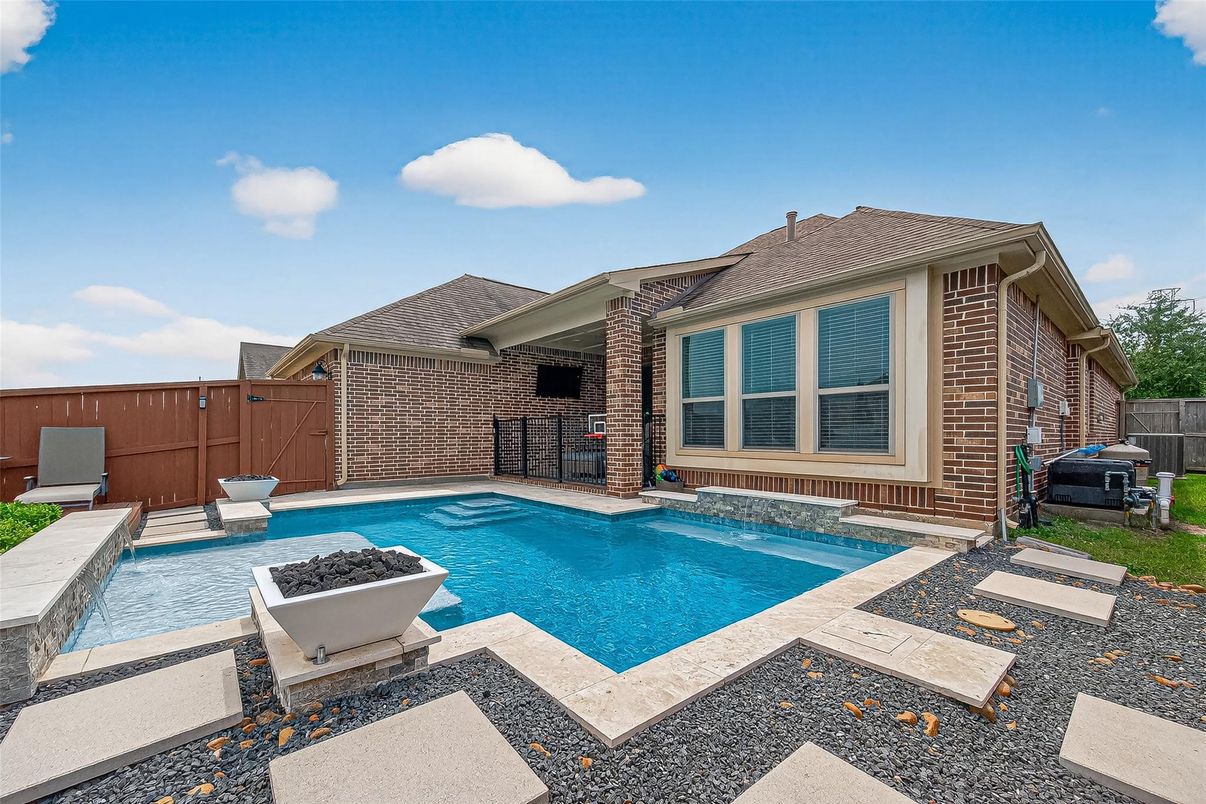 Exterior, Pool