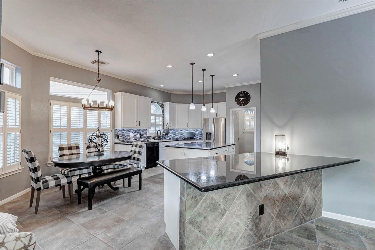 Chandelier, Dining room, Interior, Kitchen, Pendant Lights, Recessed Lighting, Stainless Steel Appliances