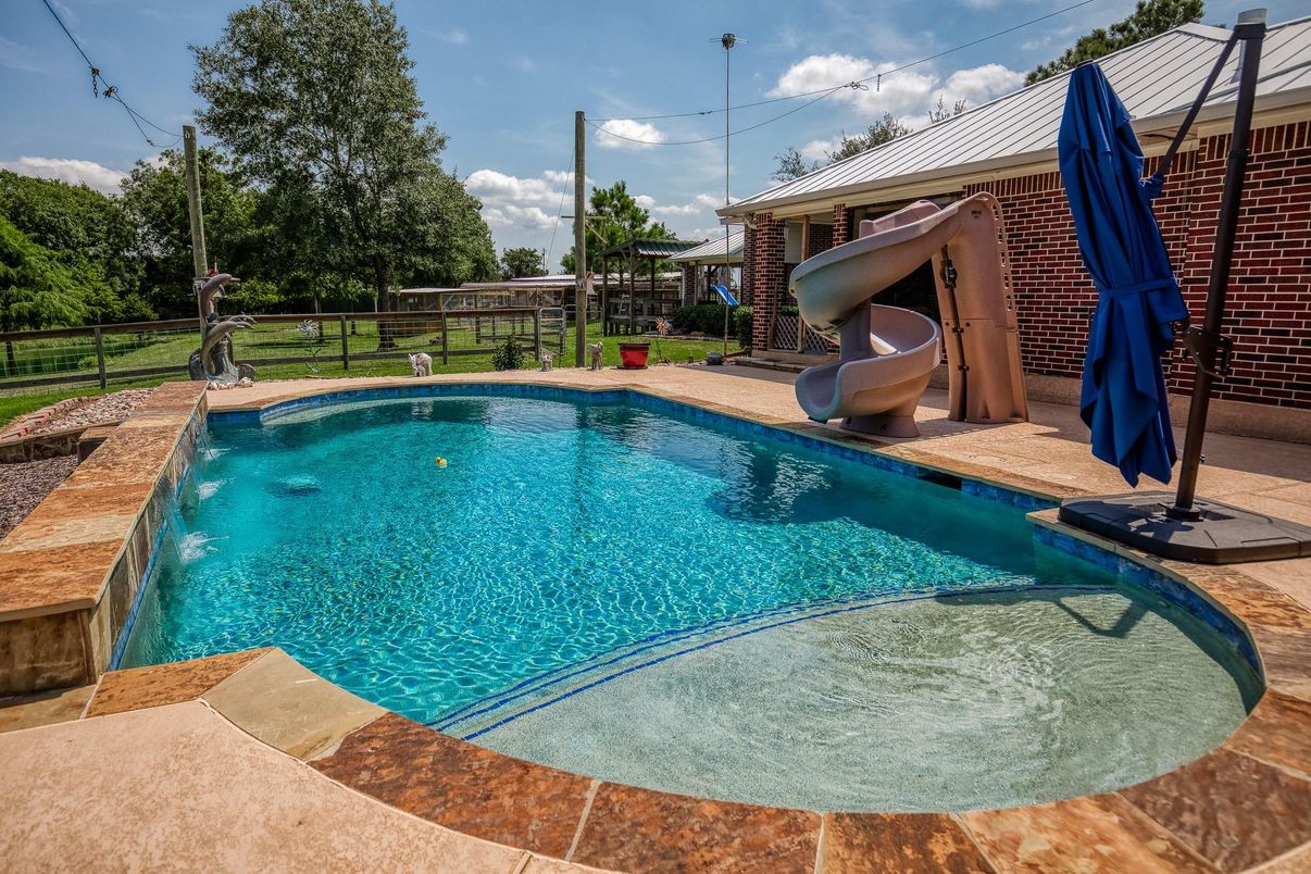 Exterior, Playground, Pool
