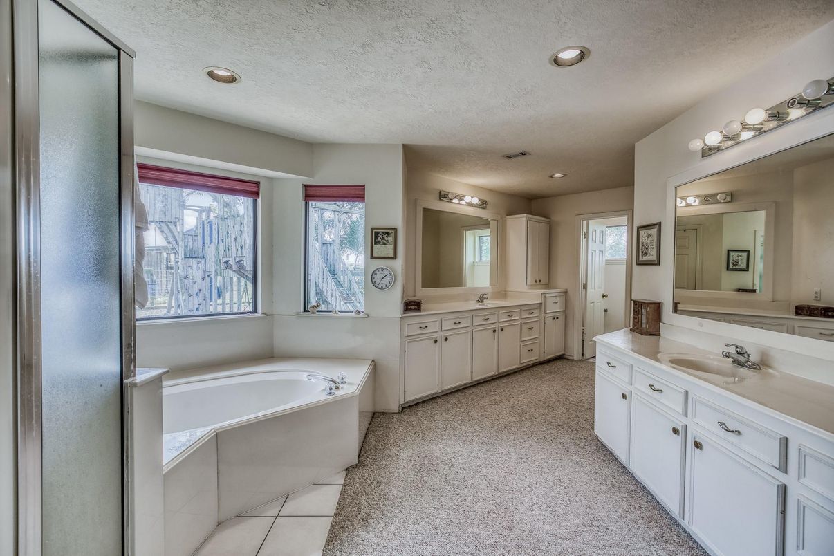 Bathroom, Dual Sink Vanities, Interior, Recessed Lighting