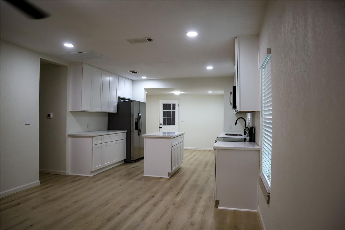 Interior, Kitchen, Recessed Lighting, Washer, Wood Texture Flooring