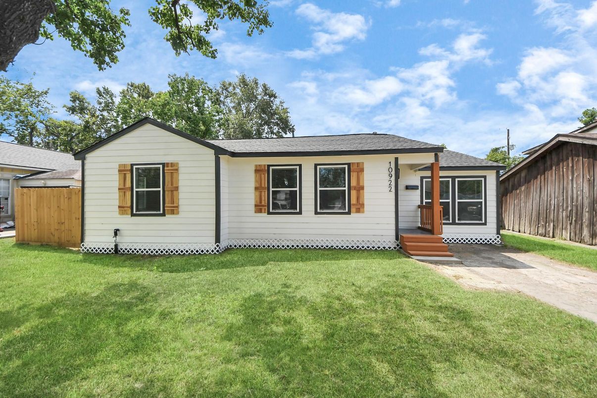 Backyard, Exterior, Facade, Ranch