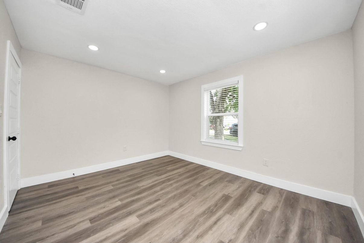 Empty room, Interior, Recessed Lighting, Wood Texture Flooring