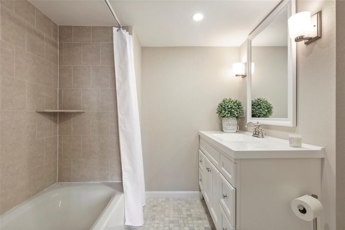 Bathroom, Interior, Recessed Lighting