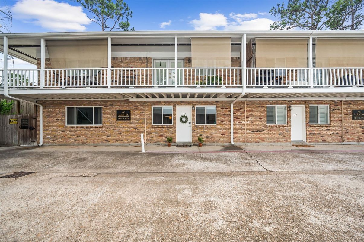 Exterior, Facade, Brick Facade, Ranch