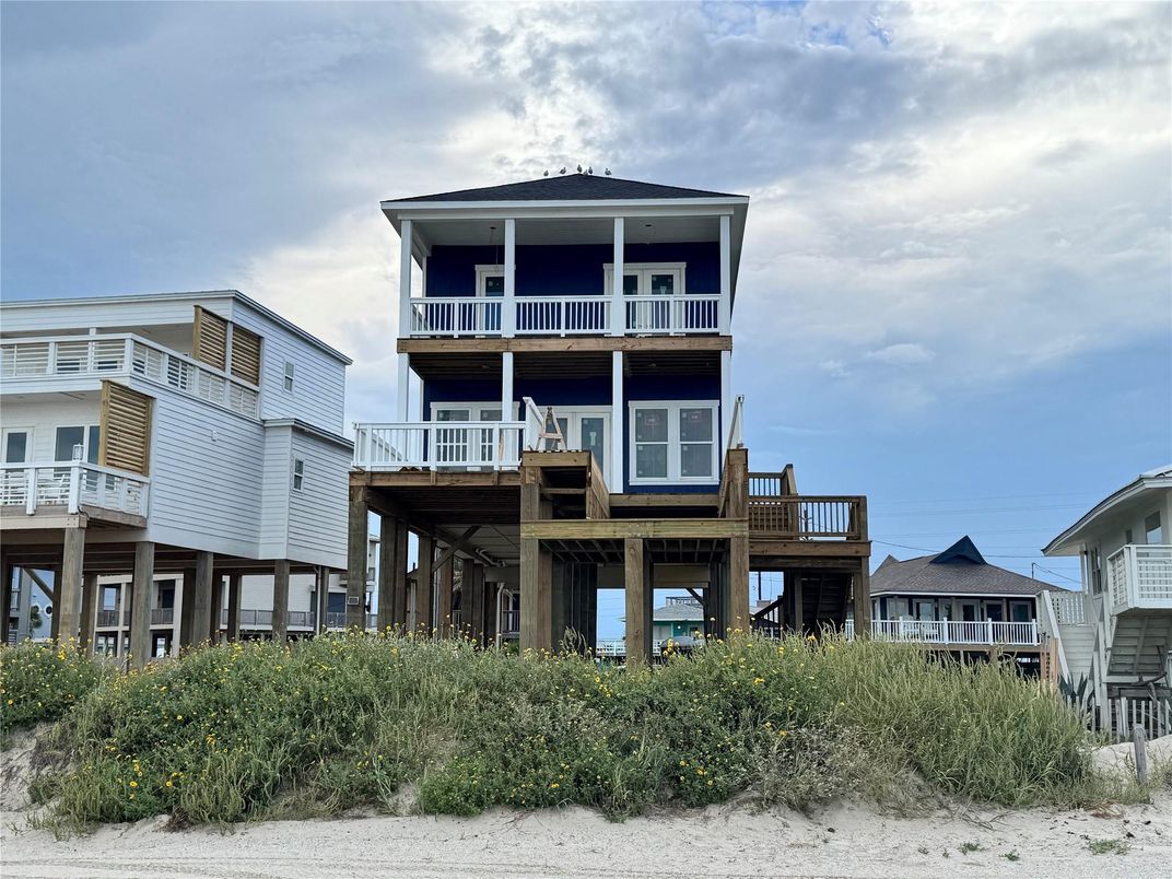 Exterior, Facade, Modern