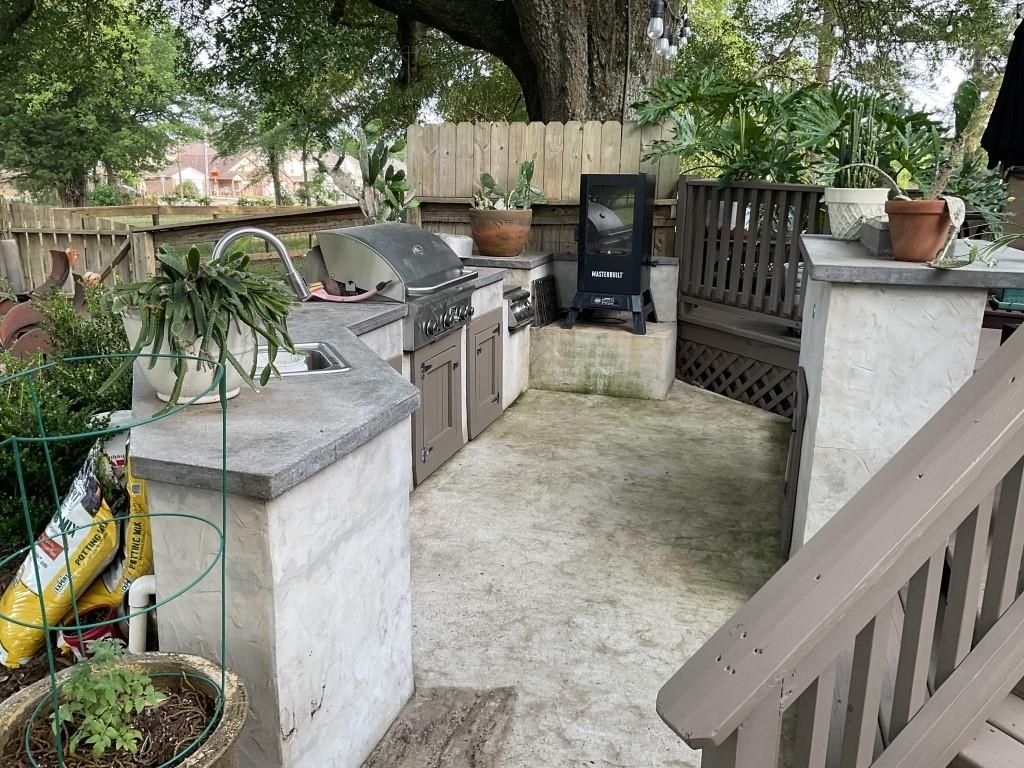 Exterior, Outdoor Kitchen