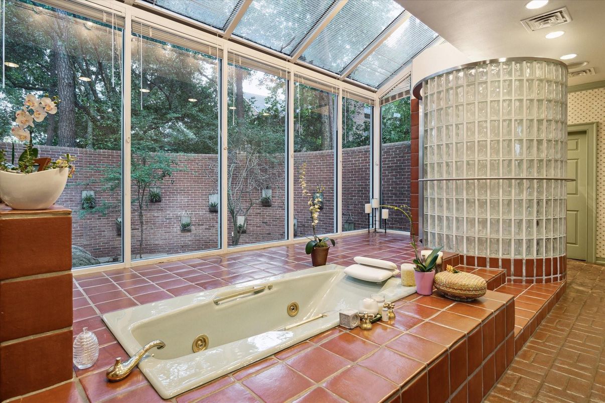 Bathroom, Interior, Recessed Lighting, Sun Room