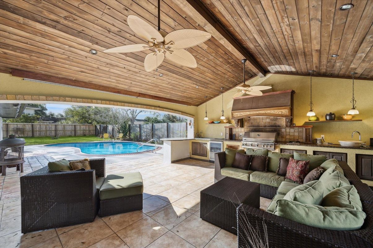 Exterior, Outdoor Kitchen, Pool