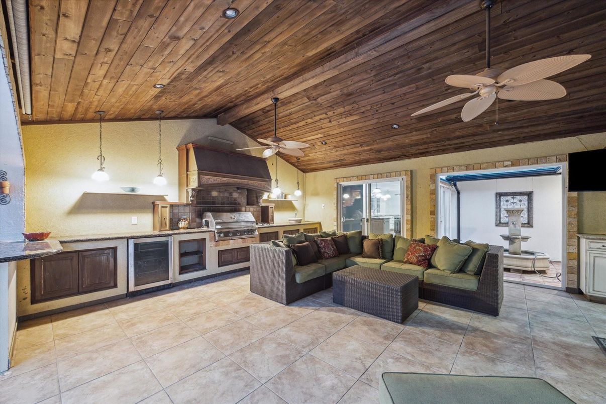 Interior, Kitchen, Living room, Pendant Lights, Recessed Lighting, Stainless Steel Appliances, Wooden Ceilings