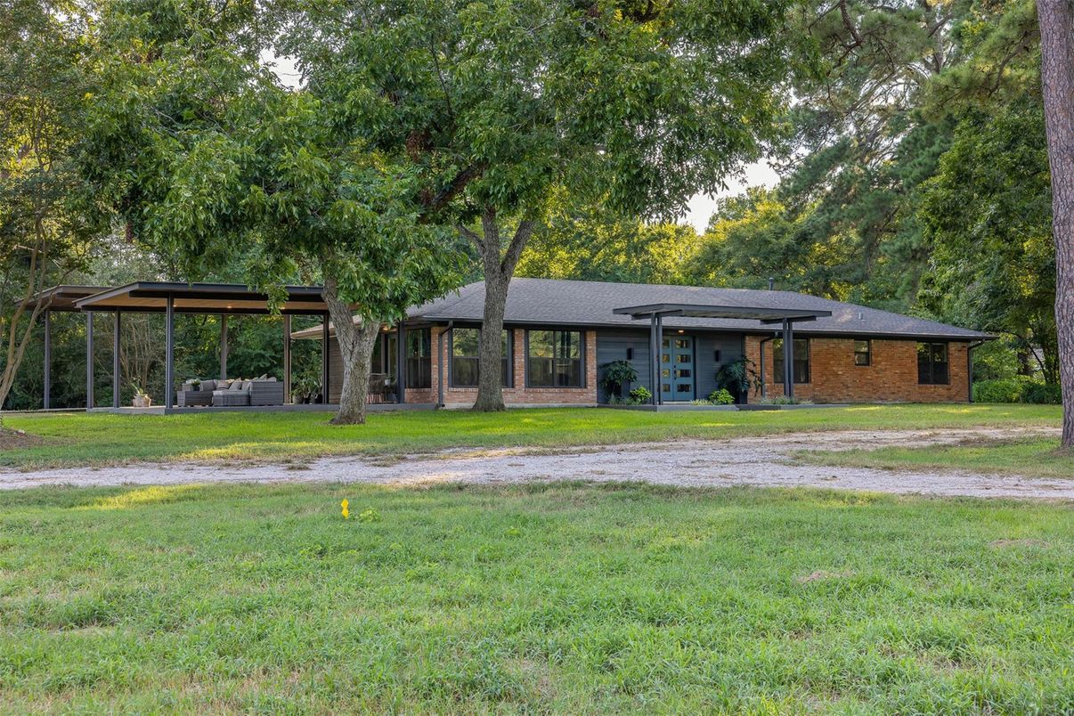 Backyard, Exterior, Facade, Brick Facade, Ranch