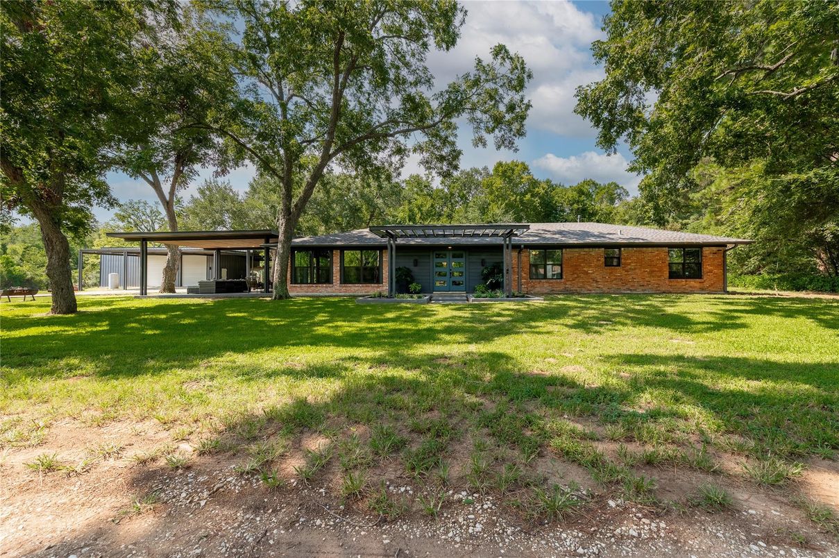 Backyard, Exterior, Facade, Brick Facade, Ranch