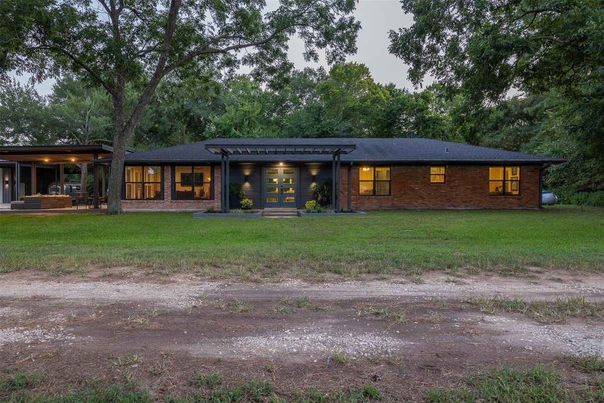 Backyard, Exterior, Facade, Brick Facade, Ranch