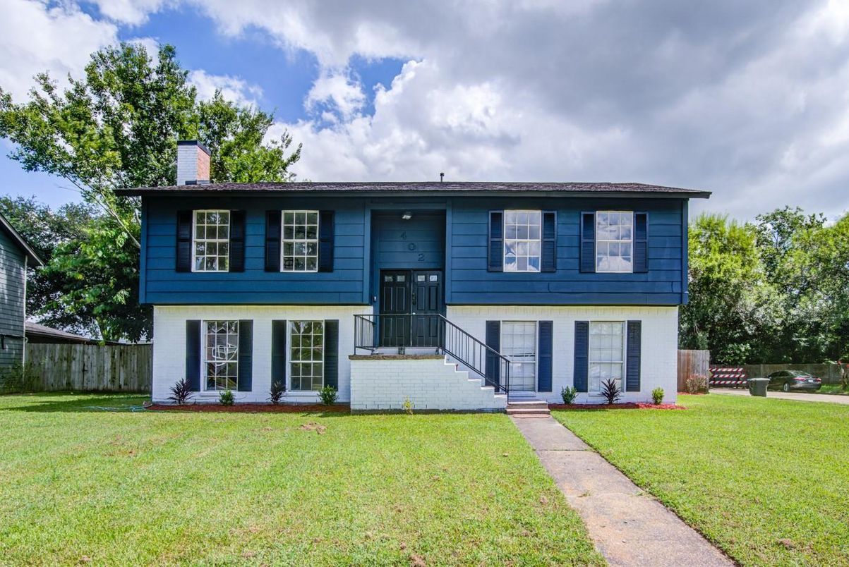 Exterior, Facade, Raised Ranch