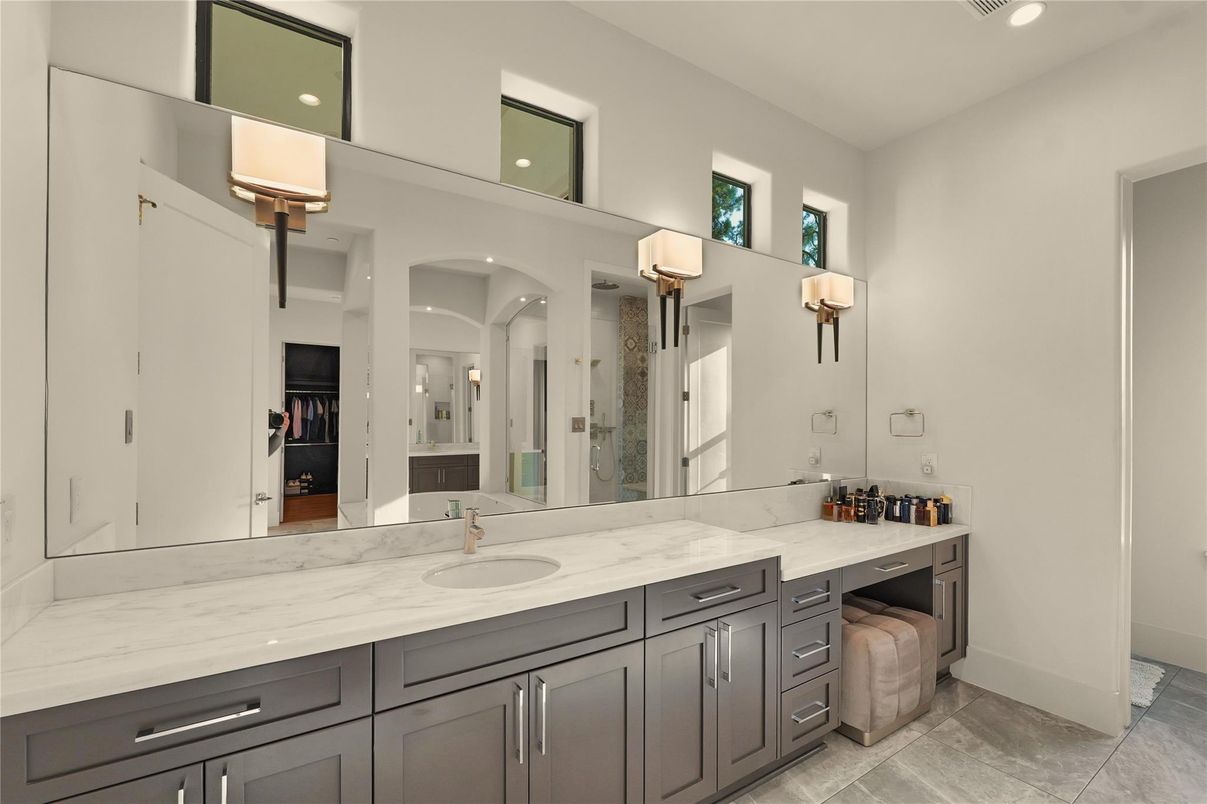 Bathroom, Dual Sink Vanities, Interior, Recessed Lighting