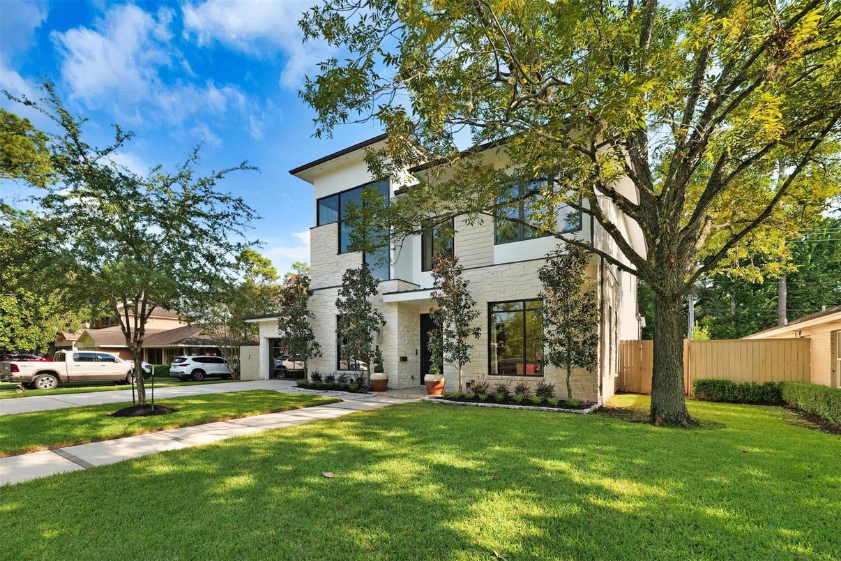 Backyard, Exterior, Facade, Modern