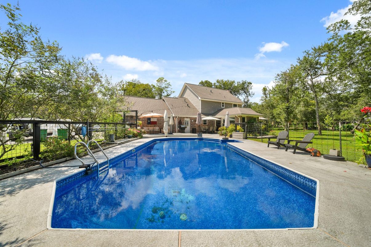 Exterior, Pool