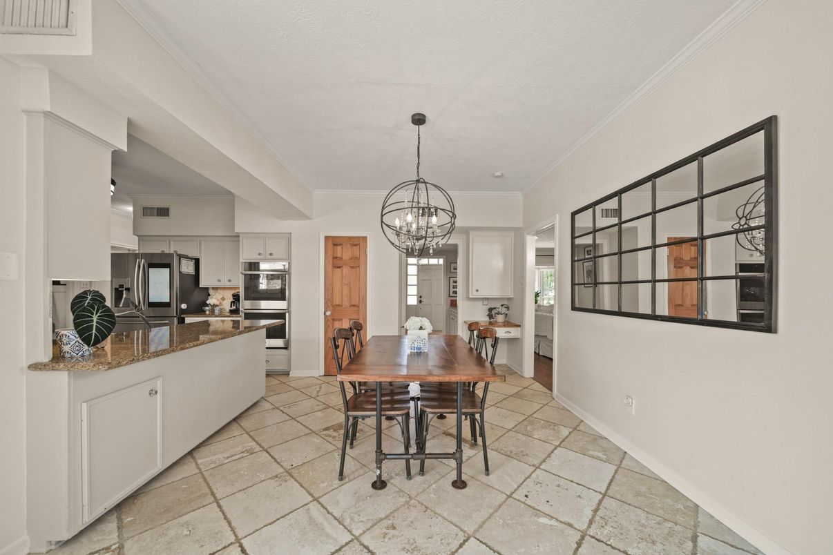 Chandelier, Dining room, Interior, Kitchen, Pendant Lights, Stainless Steel Appliances