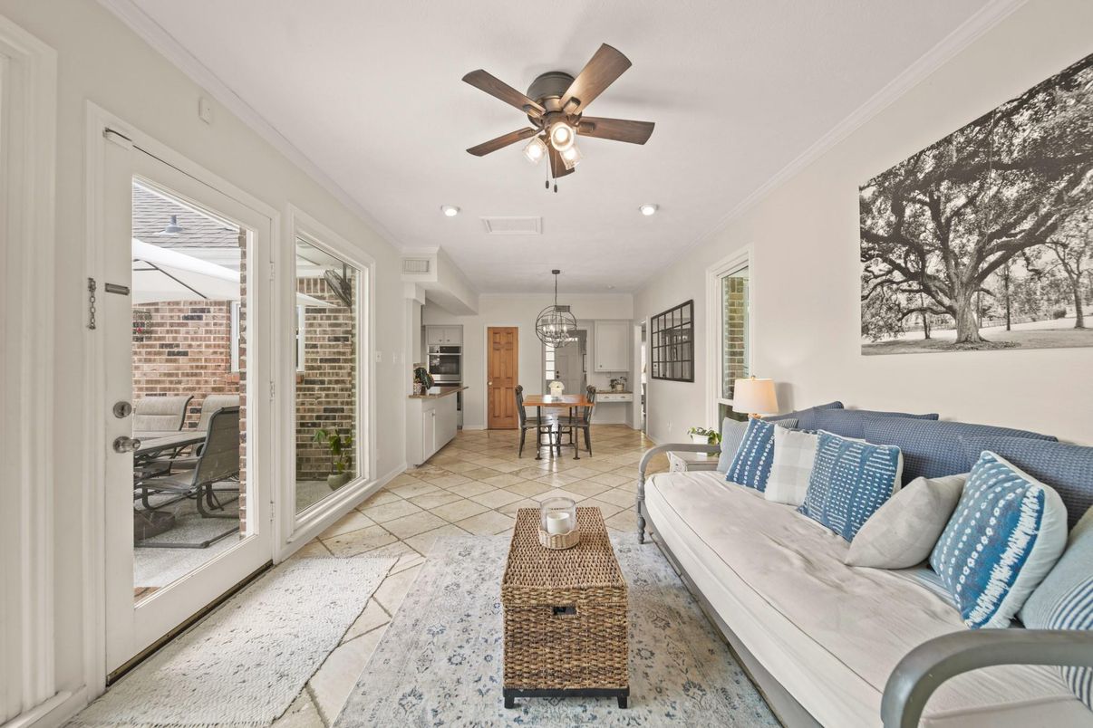 Chandelier, Dining room, Interior, Living room, Recessed Lighting