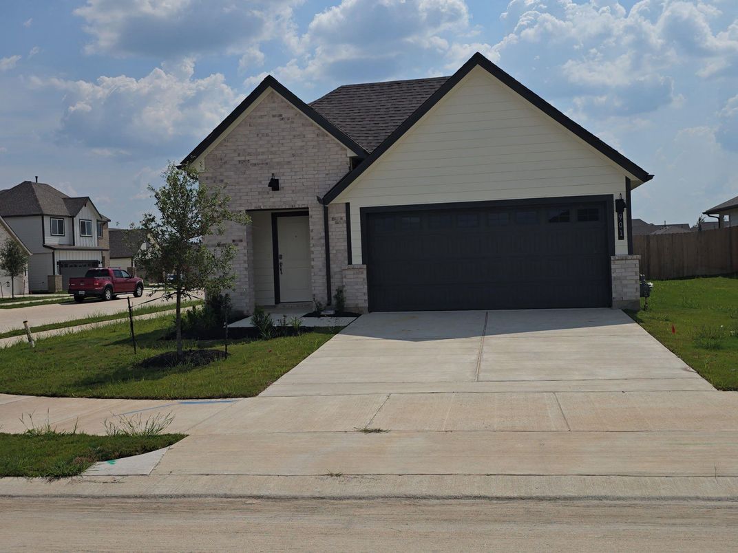 Attached, Exterior, Facade, Brick Traditional