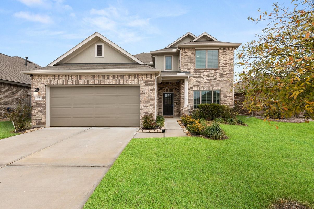 Attached, Exterior, Facade, Brick Traditional
