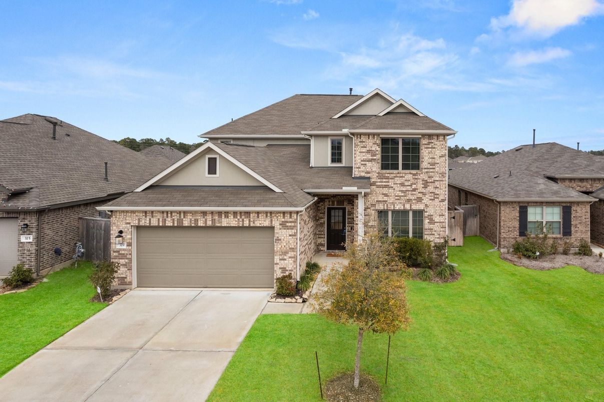 Attached, Exterior, Facade, Brick Traditional