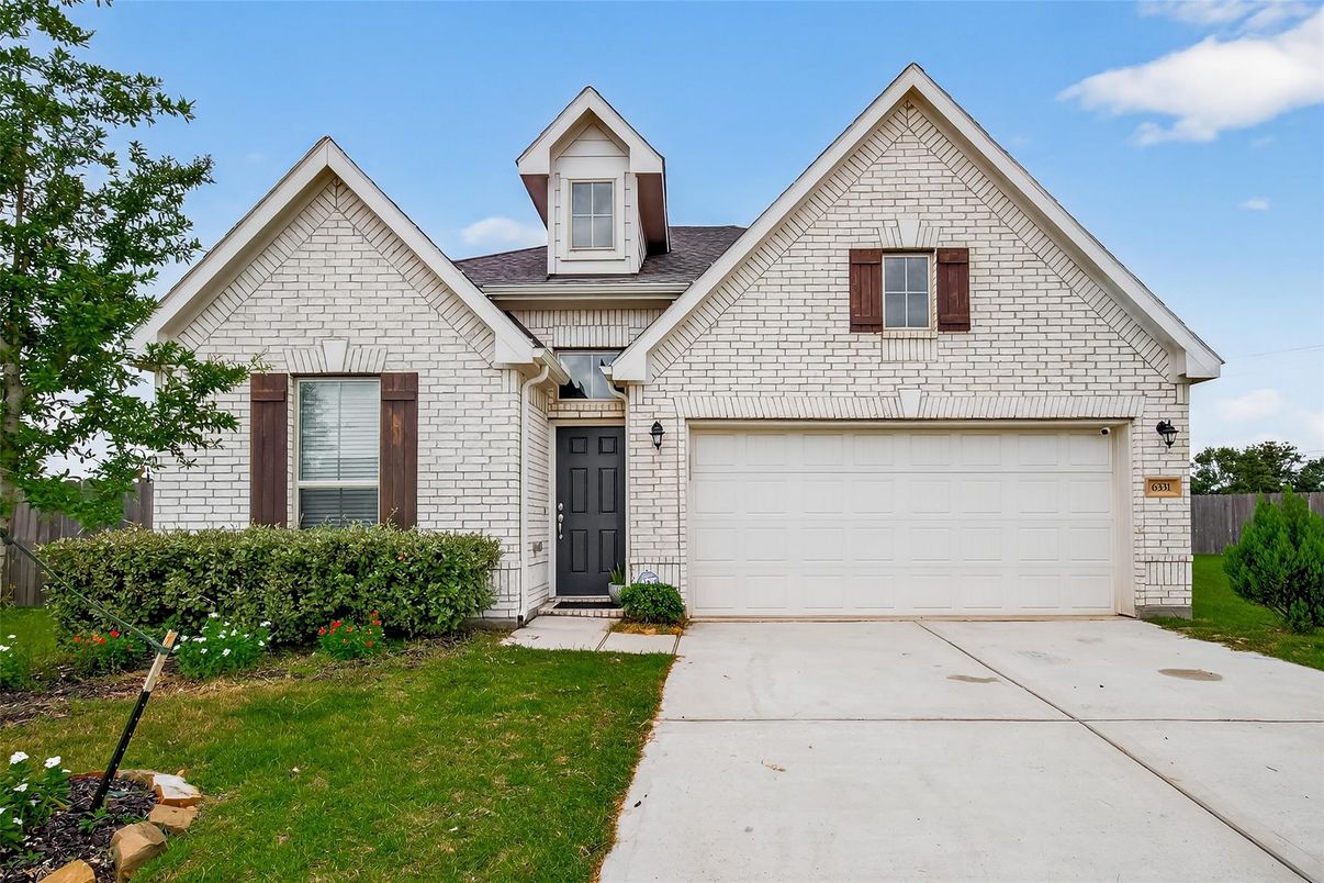 Attached, Exterior, Facade, Brick Traditional