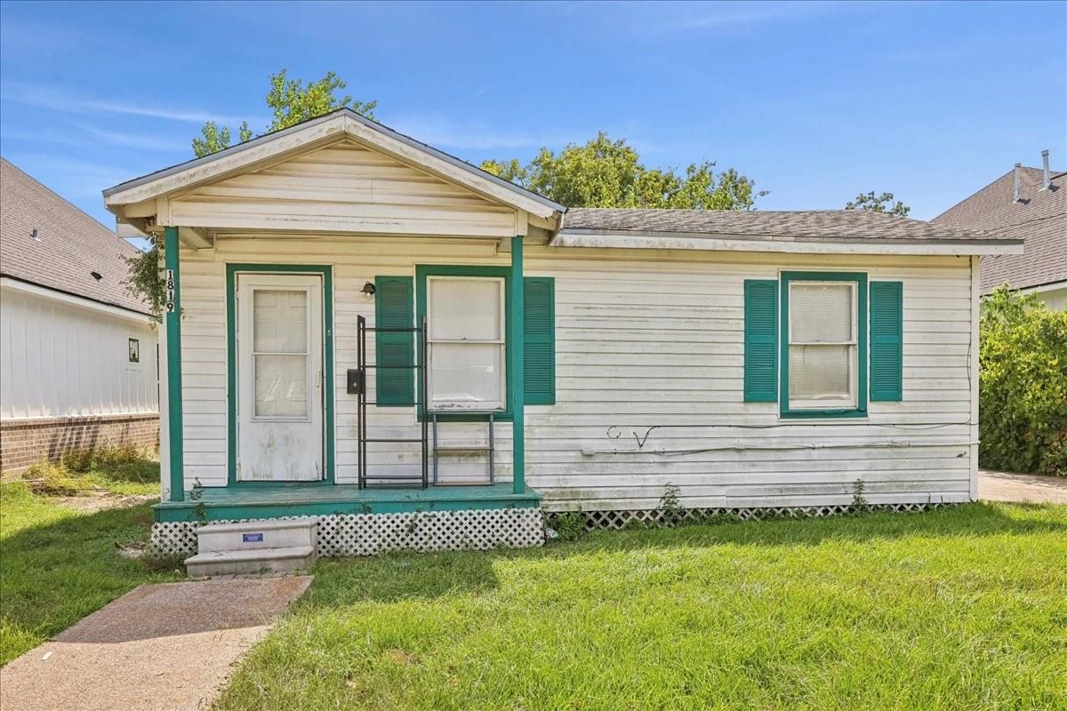 Exterior, Facade, None