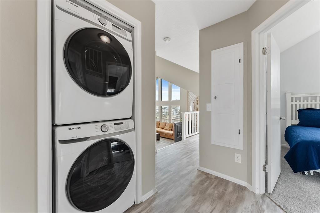 Interior, Utility Closets, Washer, Wood Texture Flooring