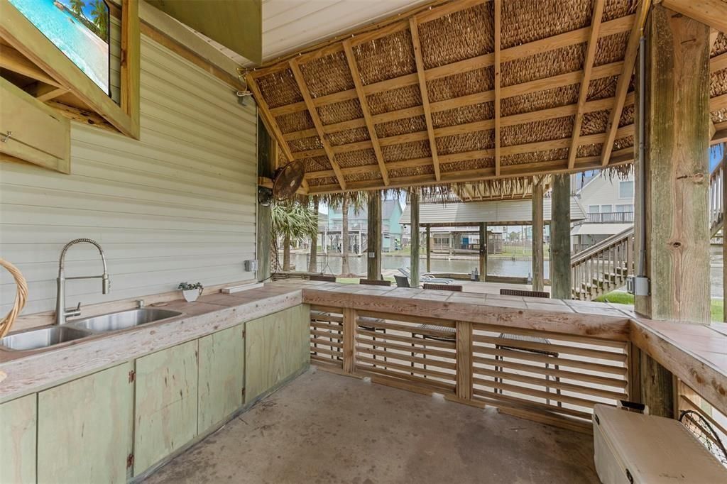 Exterior, Outdoor Kitchen, Water